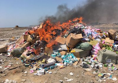 إتلاف كميات من منتجات متنوعة غير صالحة بعدن