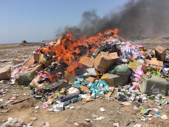 إتلاف كميات من منتجات متنوعة غير صالحة بعدن