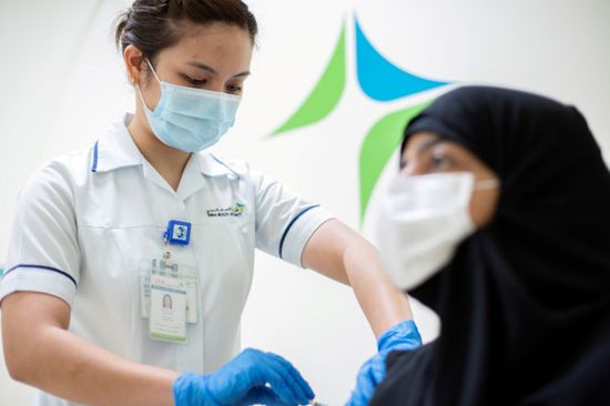 الصحة الإماراتية تقدم 39,489 جرعة لقاح ضد كورونا