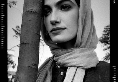 تارا عماد بالحجاب في كواليس "ضد الكسر" (صور)