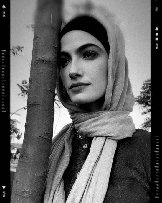 تارا عماد بالحجاب في كواليس "ضد الكسر" (صور)