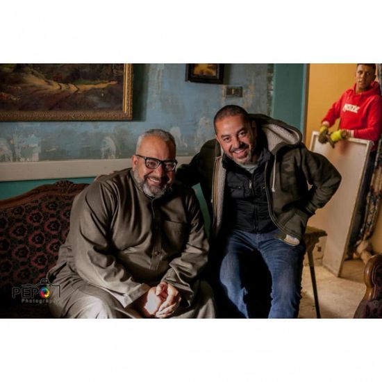 بيومي فؤاد مع المخرج أحمد شفيق في كواليس "بنت السلطان"