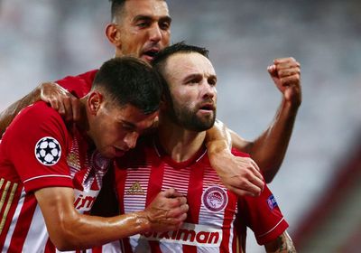 كوكا على مقاعد بدلاء أولمبياكوس أمام أرسنال بالدوري الأوروبي