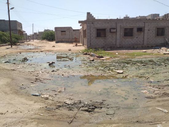 الصرف الصحي يحاصر منازل أهالي حي سواحل