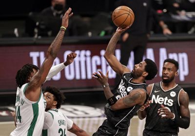 ايرفينج يقود بروكلين نتس للفوز على سلتيكس في دوري السلة الأمريكي