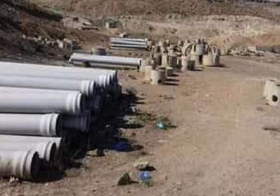 للاستيلاء عليها.. نزاع حوثي على أنابيب الصرف في القاعدة