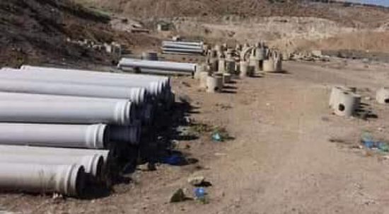 للاستيلاء عليها.. نزاع حوثي على أنابيب الصرف في القاعدة