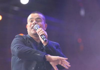 شاهد.. المطرب المصري عمرو دياب يسقط أثناء غنائه