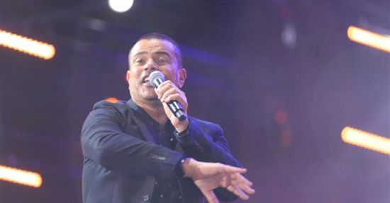 شاهد.. المطرب المصري عمرو دياب يسقط أثناء غنائه