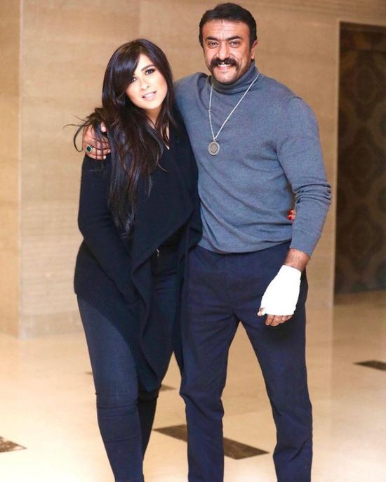 أحمد العوضي يرد على أخبار حذف ياسمين عبدالعزيز لصورته من بوستر "اللي مالوش كبير"