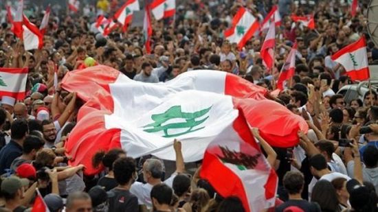 محتجون لبنانيون يحاولن اقتحام مبنى مجلس النواب