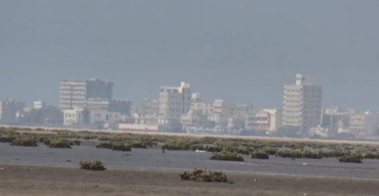 القوات المشتركة تقصف ثكنات الحوثيين في الحديدة