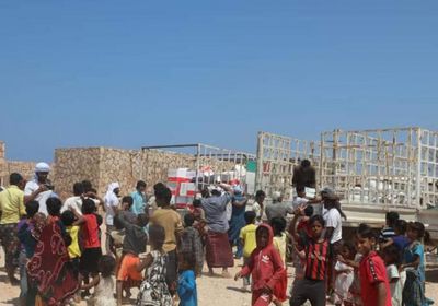 مساعدات إماراتية إيوائية وغذائية لأسر الساحل الغربي بسقطرى