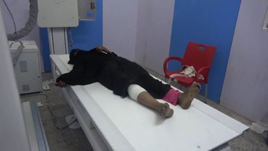 شاهد.. إصابة سيدة بعيار ناري حوثي في حيس