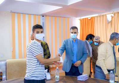 محافظ عدن يطلع على ترتيبات "التربية" لامتحانات النقل