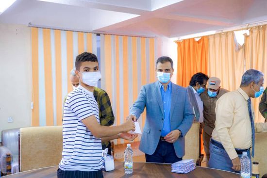 محافظ عدن يطلع على ترتيبات "التربية" لامتحانات النقل