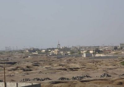 16 صاروخًا وقذيفة حوثية تضرب حي منظر بالحديدة