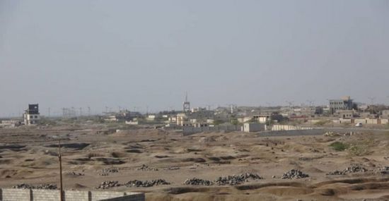 16 صاروخًا وقذيفة حوثية تضرب حي منظر بالحديدة