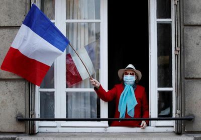 فرنسا تسعى لتجنب عزل عام جديد