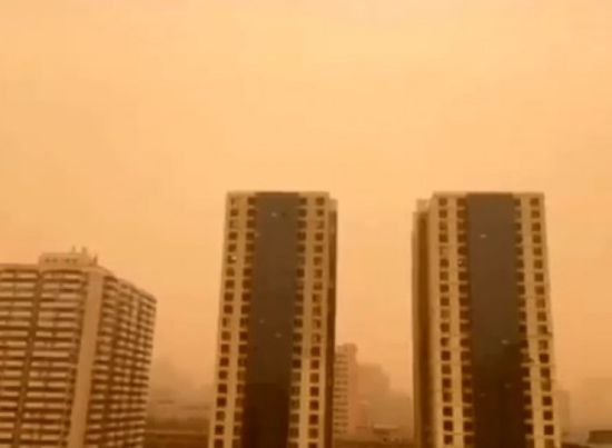 لهذا السبب.. سماء بكين تتحول إلى اللون البرتقالي