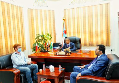 الخُبجي يحث "الدولية للهجرة" على إعادة اللاجئين لبلدانهم طوعيًا