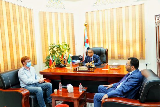 الخُبجي يحث "الدولية للهجرة" على إعادة اللاجئين لبلدانهم طوعيًا