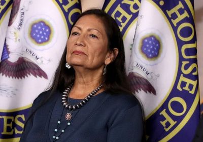 الشيوخ الأمريكي يصادق على تعيين هالاند وزيرة للداخلية