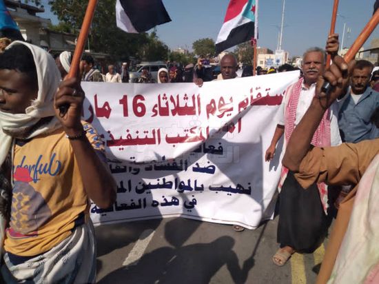 زنجبار تنتفض على مسؤولي أبين الفاسدين وتطالب بطردهم