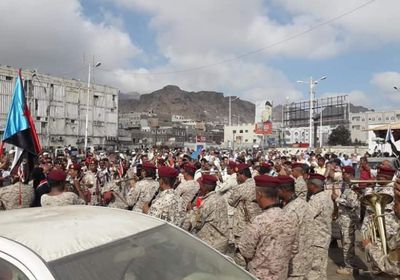 وقفة للعسكريين في كريتر بحثًا عن الرواتب