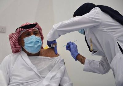 "الصحة السعودية" تكشف العمر المناسب لتلقي لقاحي "فايزر" و"أسترازينيكا"