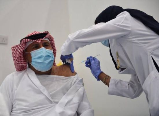 "الصحة السعودية" تكشف العمر المناسب لتلقي لقاحي "فايزر" و"أسترازينيكا"