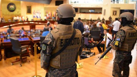السلطات السلفادورية تداهم مكاتب البرلمان الخاصة بالمعارضة