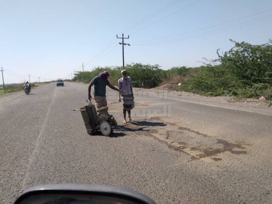 مبادرة شبابية لردم الحفر بخط "جعار ـ زنجبار"