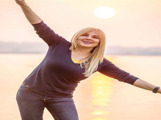 ندي بسيوني تحتفل بفوز الأهلي المصري على فيتا كلوب