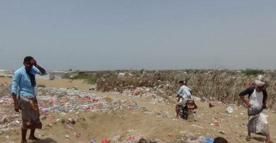 المدفعية الحوثية تقصف قرية نازحين في الدريهمي