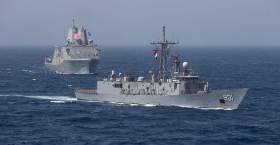  البحرية المصرية تُجري تدريبًا عابرًا مع قوات أمريكية في البحر الأحمر