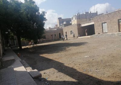 قيادي إخواني يشهر سلاحه بوجه موظفي تربية ردفان