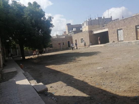 قيادي إخواني يشهر سلاحه بوجه موظفي تربية ردفان