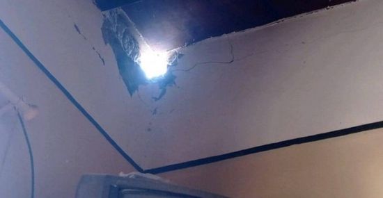 قذيفة حوثية تهدم منزلًا جزئيًا في حيس