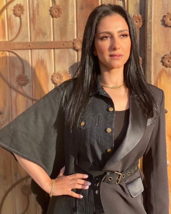 حنان مطاوع أنيقة بالأسود في أحدث جلسة تصوير