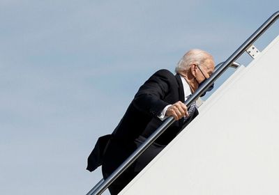 بايدن يتعرض لموقف محرج ويسقط 3 مرات متتالية (فيديو)