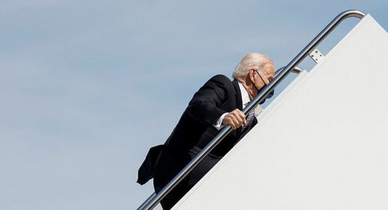 بايدن يتعرض لموقف محرج ويسقط 3 مرات متتالية (فيديو)