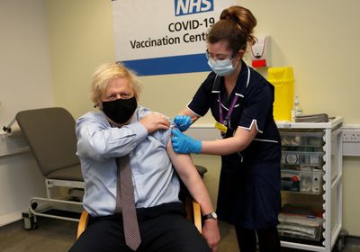  رئيس الوزراء البريطاني يتلقى لقاح "أسترازينيكا"
