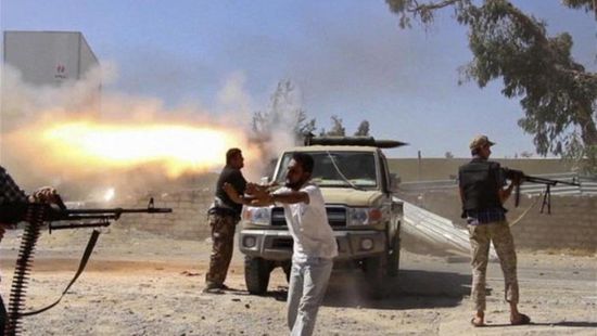 وسقوط قتلى.. مليشيات مسلحة تداهم منازل بطرابلس