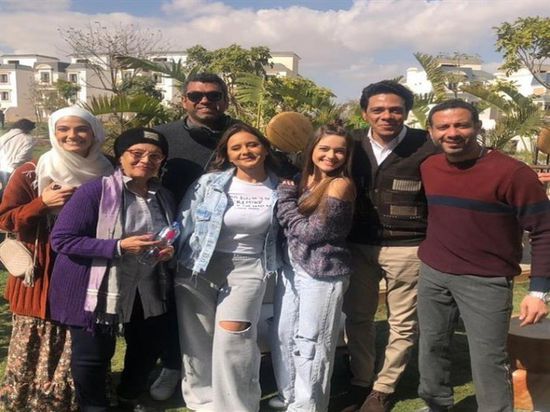 بالصور.. نيللي كريم بصحبة فريق عمل "ضد الكسر" من الكواليس