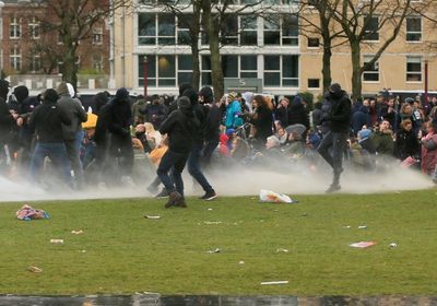  الشرطة الهولندية تستخدم خراطيم المياه لتفريق المتظاهرين