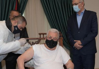 الرئيس الفلسطيني يتلقى جرعة لقاح كورونا