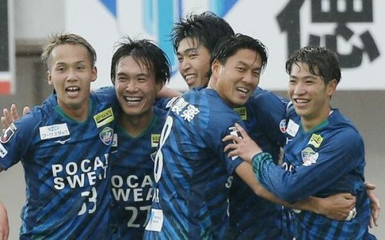 توكوشيما يحقق فوزه الأول في الدوري الياباني على حساب يوكوهاما