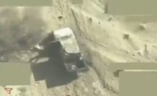 شاهد.. مقاتلات التحالف تُدمر معدات حوثية في مأرب