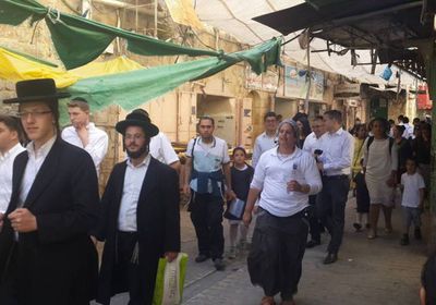 مستوطنون يقتحمون أراضي قرية شرق بيت لحم الفلسطينية